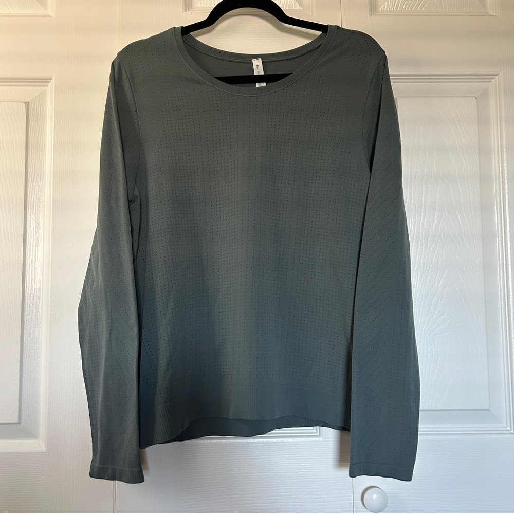 Athleta In Motion Perforated Grey Seamless Long Sleeve Top Size XL